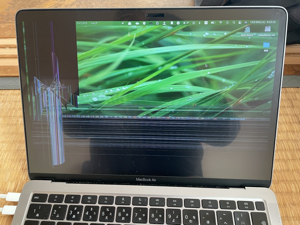 ディスプレイが見事に破損してしまったMacBook Air (M1, 2020)